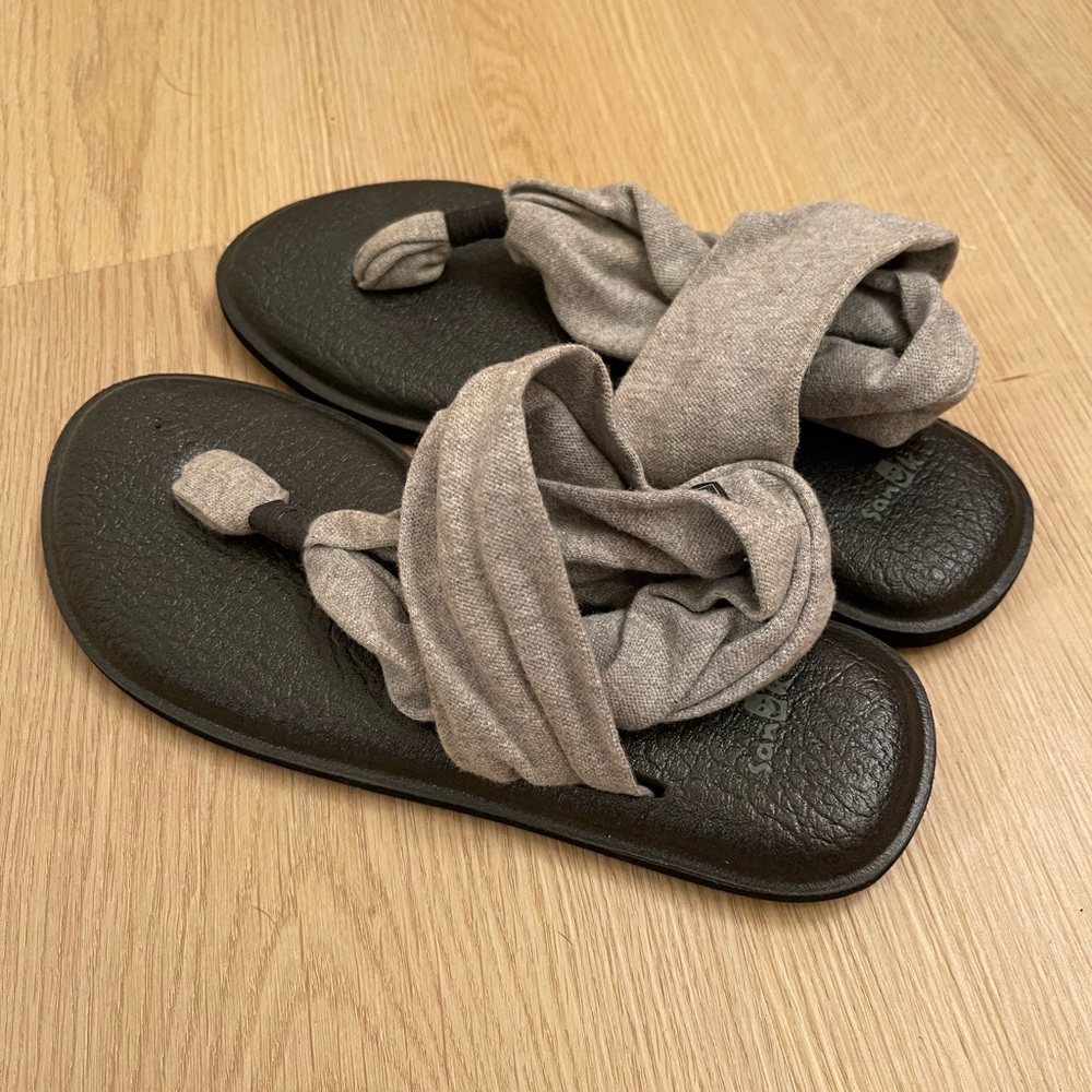 Sanuk grey yoga sandals size 7